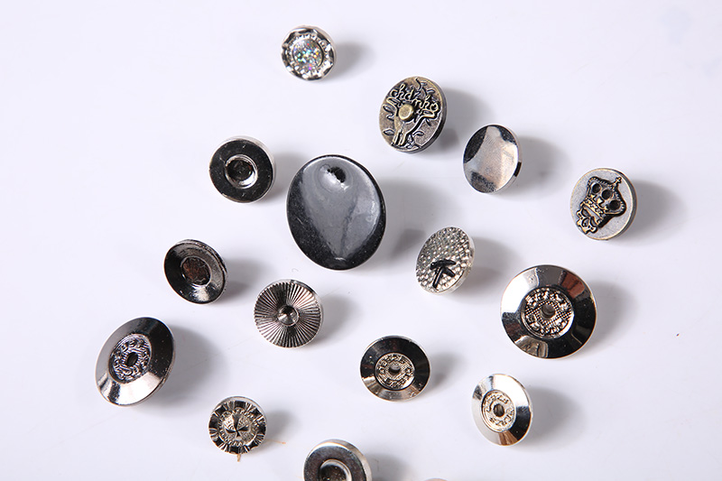 Metal button
