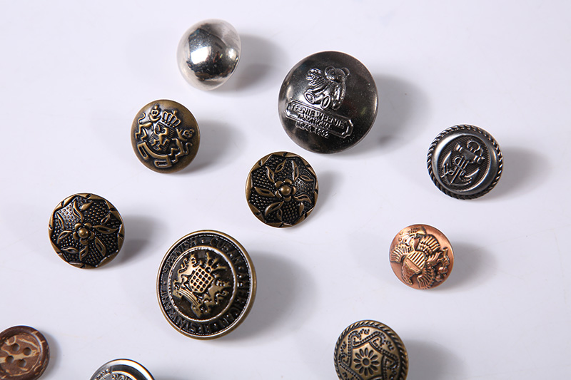 Metal button