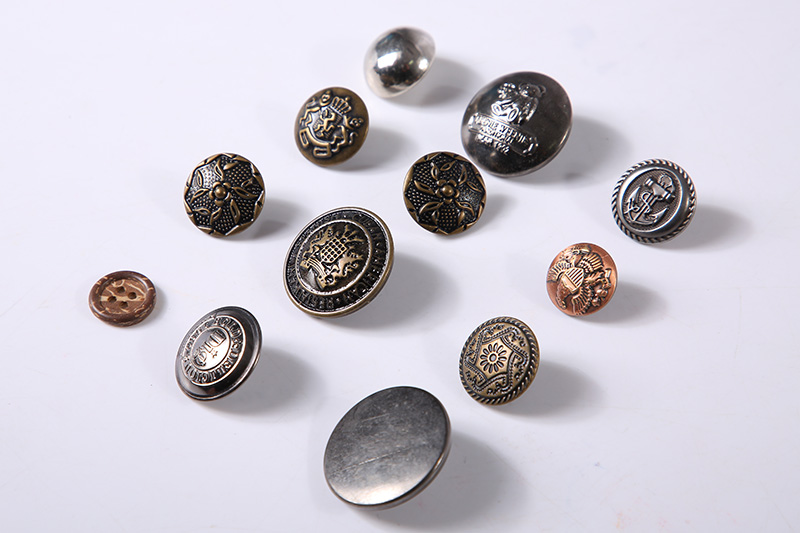 Metal button